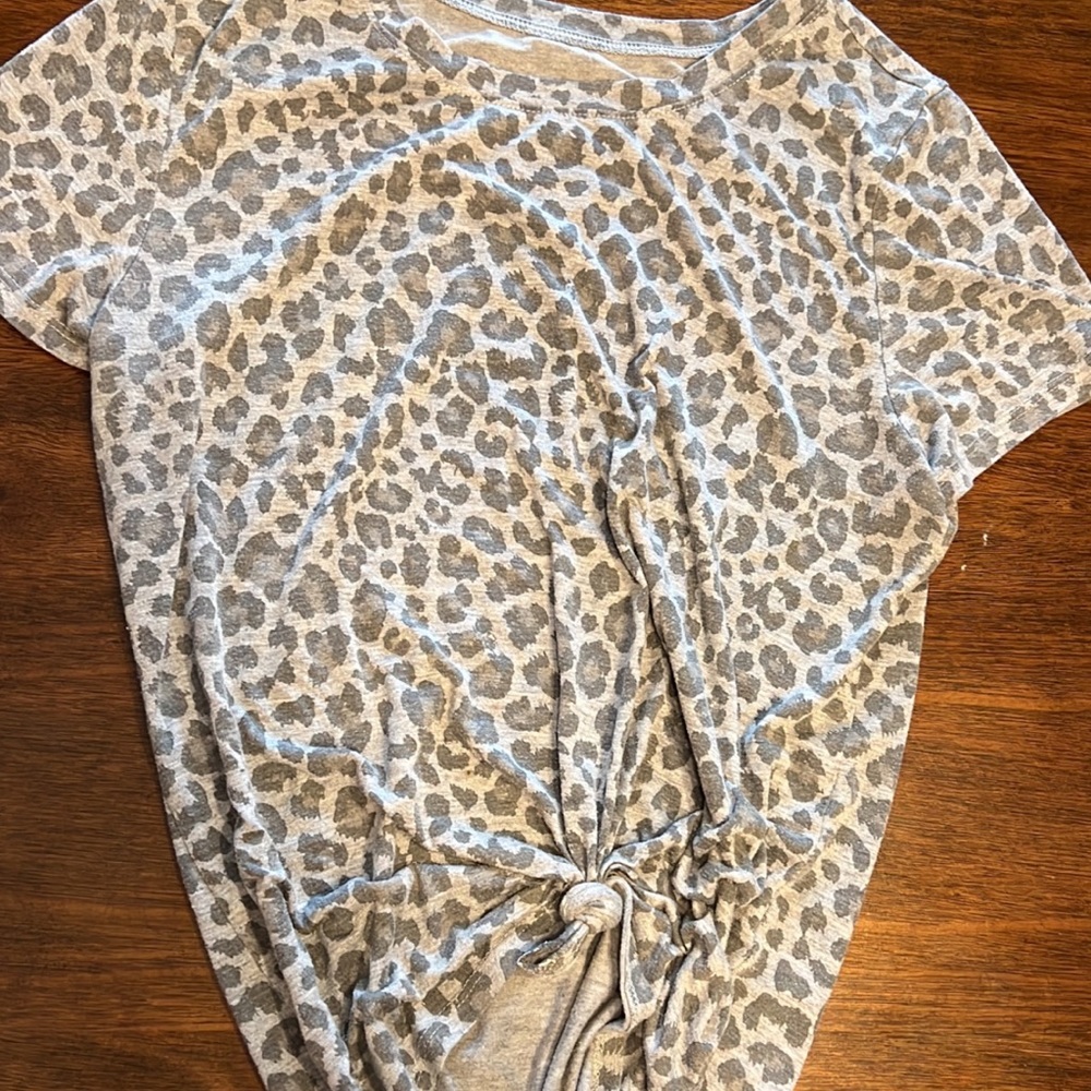 Gray leopard tie front tee! 🤍🖤🐆